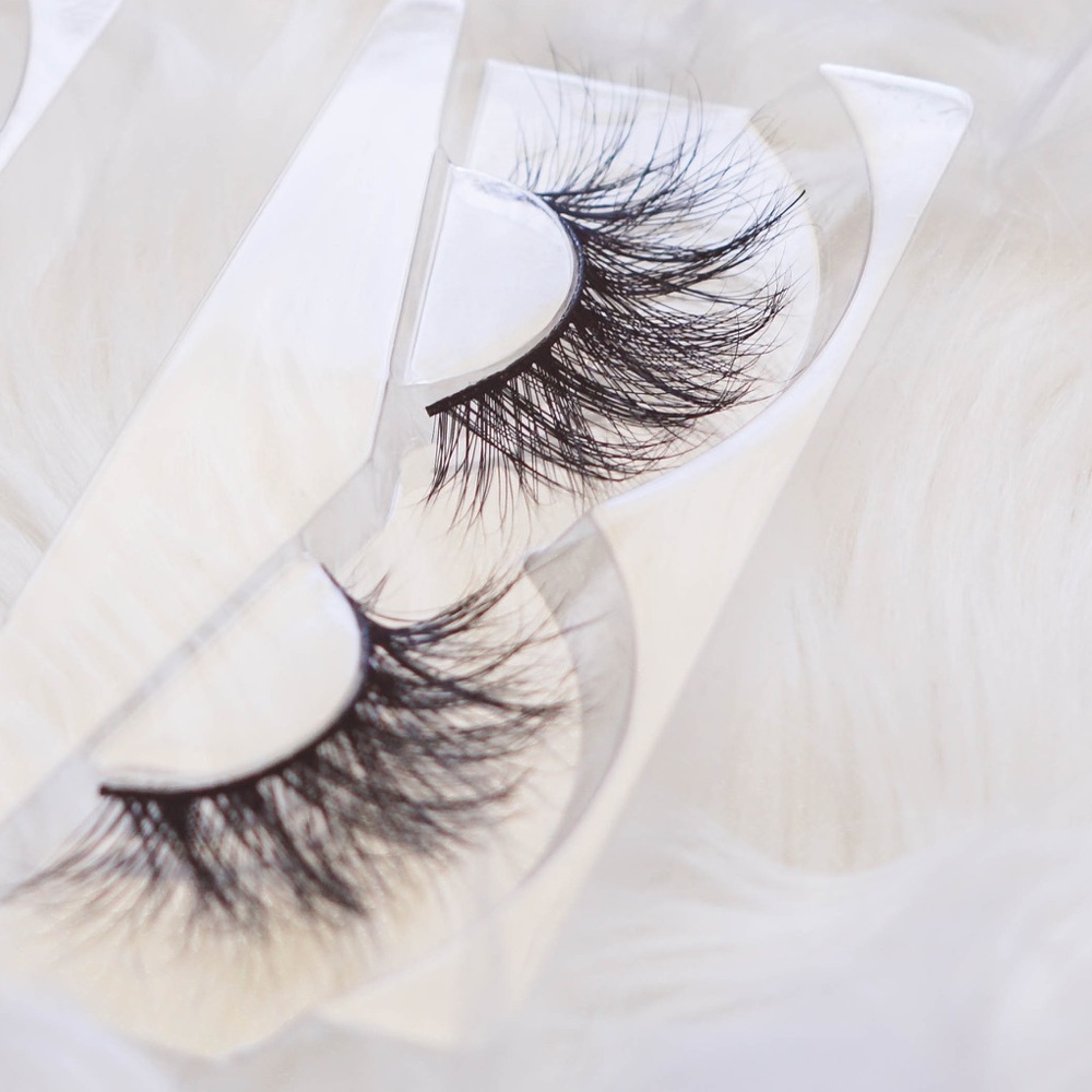 “CHULADA” Real Glam Lashes - Picture 2 of 3